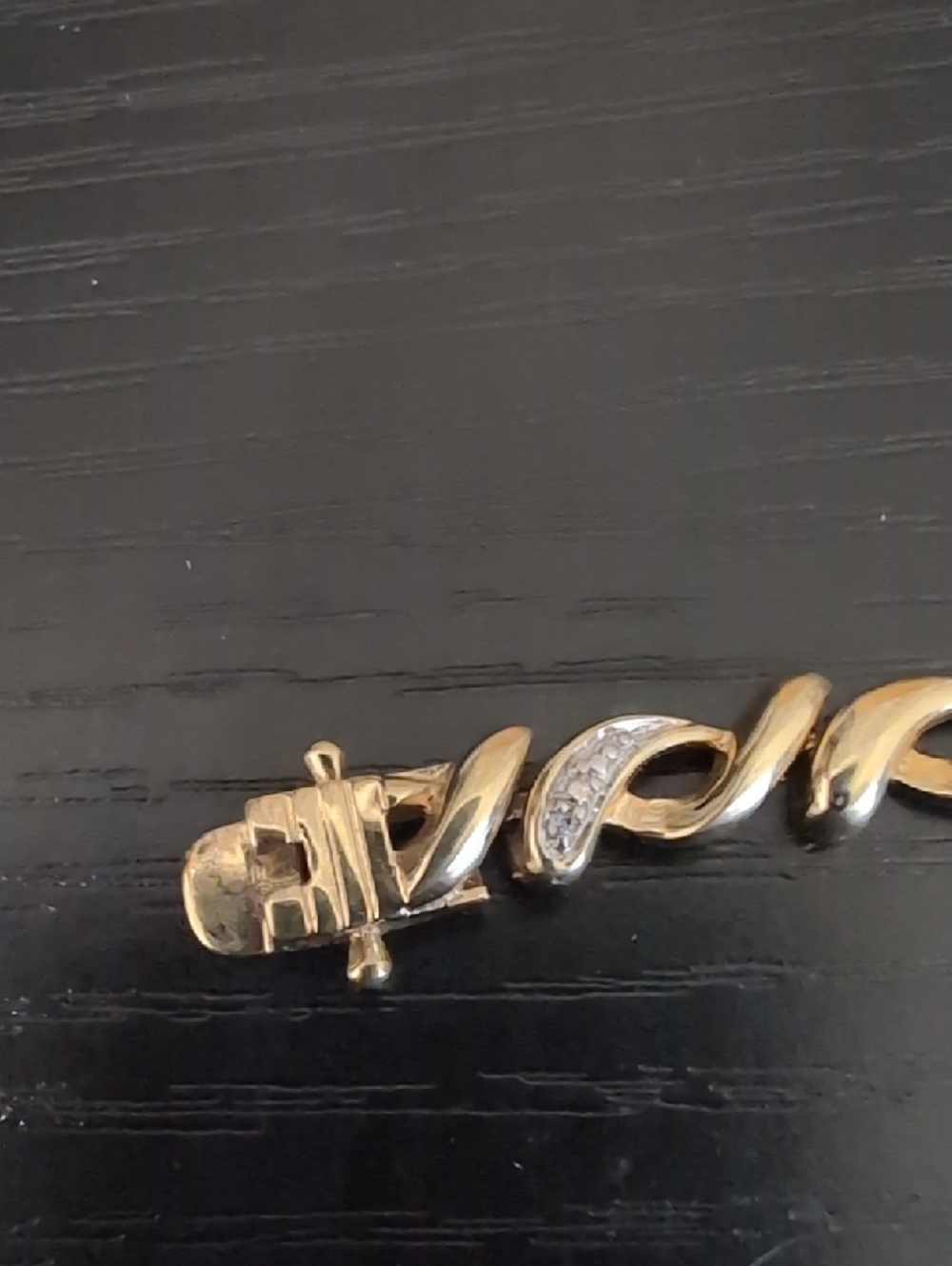 Elegant Gold-Tone Women's Bracelet with Twisted Link Design - Picture 6 of 7